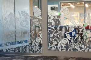 Large manifestations throughout rooms Arthur Street School manifestations throughout rooms to create a visual barrier between rooms for pupils